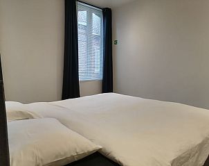 Lichte slaapkamer met comfortabel bed in THE FRONT DOOR N28, vakantieverblijf in Ieper, West-Vlaanderen.