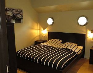 Sfeervolle slaapkamer in Bed in Boat, Ieper, West-Vlaanderen, met comfortabel tweepersoonsbed en maritieme accenten.