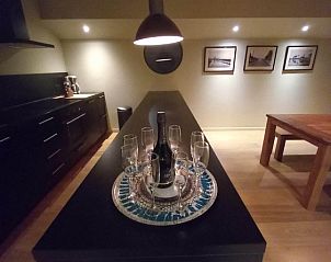 Keuken in Bed in Boat, Ieper, met moderne voorzieningen en een uitnodigende sfeer.