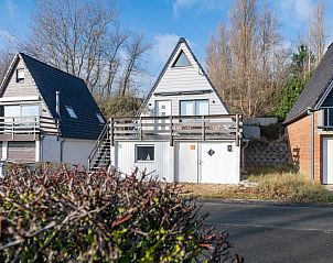Cabane Crevette chalet in Nieuwpoort-Bad, West Flanders, Belgium with an inviting terrace and surrounded by peaceful natural surroundings.