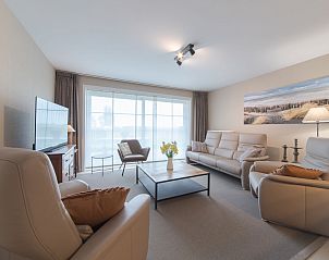 Gemtliches Wohnzimmer im Ferienhaus Dagmar mit komfortabler Sitzecke, gelegen in De Haan, Westflandern, ideal fr einen entspannten Aufenthalt.