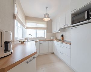 Moderne Kche im Ferienhaus Dagmar mit Parkplatz, gelegen in De Haan, Westflandern, Belgien, mit hellem Interieur und grozgigen Arbeitsflchen.