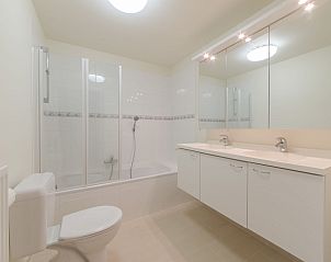 Das moderne Badezimmer im Ferienhaus Dagmar mit Parkplatz, gelegen in De Haan, Westflandern, bietet Komfort und Stil fr Ihren Aufenthalt.