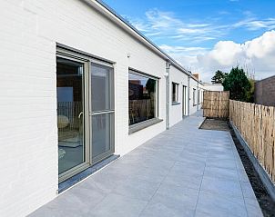 Gerumige Terrasse am Ferienhaus Suirir in De Haan, Westflandern, mit Blick auf die ruhige Umgebung.