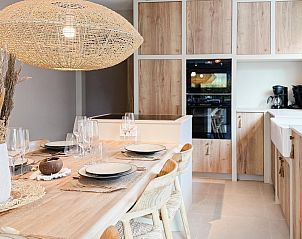 Stilvolle Kche im Ferienhaus Suirir, De Haan, mit Holzoberflche und modernen Gerten.