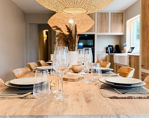 Eleganter Essbereich im Ferienhaus Suirir, De Haan, mit gedecktem Tisch und stimmungsvoller Beleuchtung.