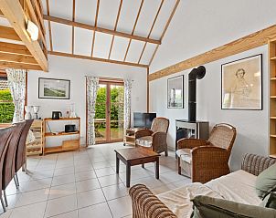 Gemtliches Wohnzimmer im Ferienhaus Zeepark Haerendycke - No 40 in De Haan, Westflandern, mit rustikaler Einrichtung und viel Tageslicht.