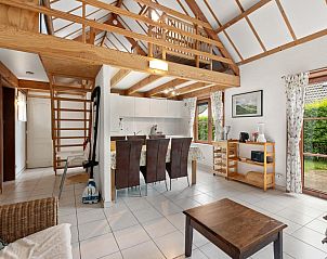 Gemtliches Wohnzimmer im Ferienhaus Zeepark Haerendycke - Nr 40 in De Haan, Westflandern, mit offener Kche und Holzbalkendecke.