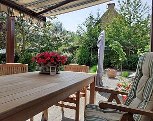 Geniet van de groene tuin en het gezellige terras bij Vakantiehuis Villa Kievit met sauna in De Haan, West-Vlaanderen, Belgi.