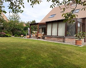 Vakantiehuis Villa Kievit in De Haan, West-Vlaanderen, biedt een ruime tuin met terras en natuurlijke omgeving voor een ontspannen verblijf.