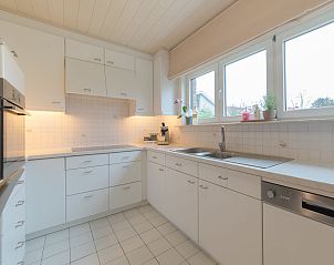 Moderne keuken in Vakantiehuis Villa Kievit met sauna en parking in De Haan, West-Vlaanderen. Ruime kookruimte met veel lichtinval.