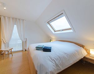 Gezellige slaapkamer in Vakantiehuis Villa Kievit met dakraam in De Haan, West-Vlaanderen, Belgi. Perfecte plek voor ontspannen nachtrust.