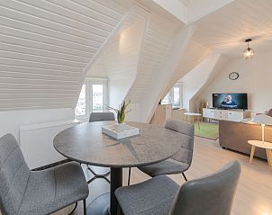 Helles Wohnzimmer des Apartments Carnac View in De Haan, Westflandern, mit moderner Einrichtung und Aussicht vom obersten Stockwerk.