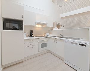 Moderne Kche im Apartment Carnac View, einer Dachgeschosswohnung in De Haan, Westflandern, Belgien, mit schlichter weier Oberflche.