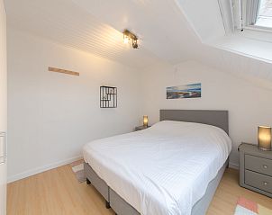Attraktives Schlafzimmer im Apartment Carnac View, einer Dachgeschosswohnung in De Haan, Westflandern, Belgien, mit moderner Einrichtung.