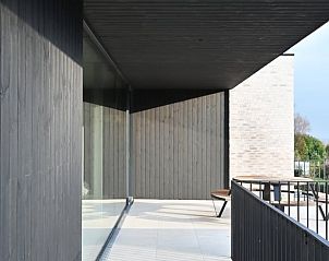 Moderne Veranda des Ferienhauses in Westouter, Westflandern, Belgien mit schner Aussicht auf die Natur.