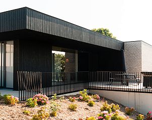 Ferienhaus in Westouter, ein modernes Ferienhaus in Westflandern, Belgien, mit groer Terrasse und einer schnen Blumenlandschaft in der Umgebung.