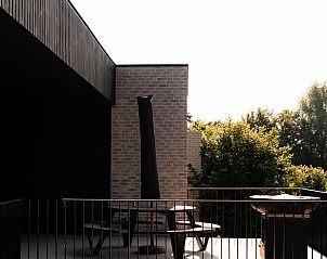 Genieen Sie die Terrasse des Ferienhauses in Westouter, Westflandern, mit Blick auf die grne Umgebung in Belgien.