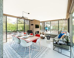 Modernes Wohnzimmer im Ferienhaus Rue de labbaye, Koksijde, mit gerumiger Sitzecke und groen Fenstern fr eine schne Aussicht auf die Natur.
