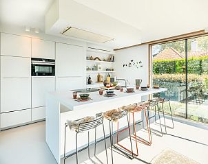 Moderne Kche im Ferienhaus Rue de labbaye, Koksijde, mit Blick auf den Garten, ideal fr einen entspannten Aufenthalt in Westflandern.