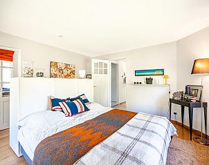 Gemtliches Schlafzimmer im Ferienhaus Rue de labbaye, Koksijde, mit stilvoller Einrichtung und warmer Atmosphre in Westflandern, Belgien.