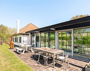Genieen Sie die Sonne auf der Terrasse des Ferienhauses Rue de labbaye in Koksijde, Westflandern, umgeben von ruhiger Natur.