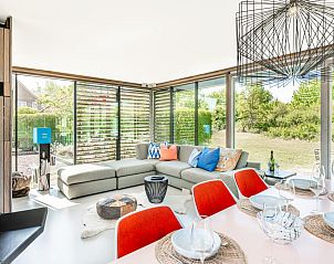 Luxurises Interieur des Ferienhauses Rue de labbaye in Koksijde, Westflandern, mit moderner Einrichtung und Blick auf die grne Umgebung.