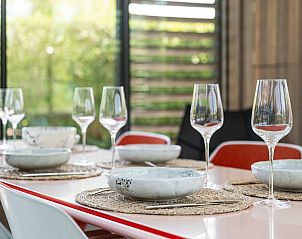 Stilvoller Essbereich im Ferienhaus Rue de labbaye, Koksijde, Westflandern, mit elegant gedecktem Tisch und Blick auf die grne Umgebung.