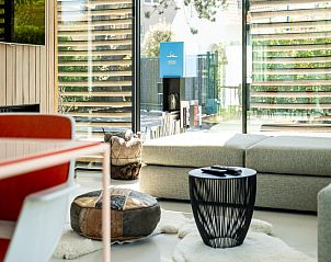 Modernes Wohnzimmer im Ferienhaus Rue de labbaye in Koksijde, Westflandern, mit stilvoller Einrichtung und viel natrlichem Licht.