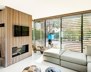 Stilvolles Wohnzimmer im Ferienhaus Rue de labbaye, Koksijde, mit moderner Einrichtung und viel natrlichem Licht, Westflandern, Belgien.