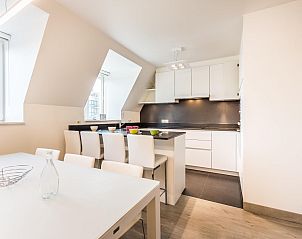 Moderne Kche im Ferienhaus Aim 303 in Koksijde, Westflandern, mit heller Einrichtung und Essecke fr einen komfortablen Urlaub.