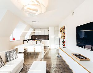 Modernes Wohnzimmer im Ferienhaus Aim 303 in Koksijde, Westflandern. Stilvolle Einrichtung mit viel Licht und bequemen Sitzgelegenheiten.