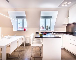 Stilvolle Kche von Aim 303, einem modernen Ferienhaus in Koksijde, Westflandern, mit Licht und Blick ber die Stadt.