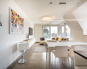 Modernes Interieur des Ferienhauses Aim 303 in Koksijde, Westflandern, mit stilvoller Einrichtung und Blick auf die Umgebung.