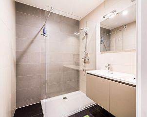 Modernes Badezimmer im Ferienhaus Aim 303 in Koksijde, Westflandern, mit gerumiger Dusche und stilvollem Waschbecken.