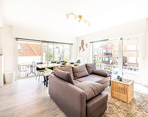 Helles Wohnzimmer des Ferienhauses Argenteuil Two in Koksijde, Westflandern, mit groer Sitzecke und Blick auf die Umgebung.