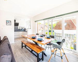 Heller Essbereich im Ferienhaus Argenteuil Two in Koksijde, Westflandern, mit Blick auf die grne Umgebung.