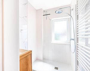 Modernes Badezimmer im Ferienhaus Argenteuil Twee, Koksijde, Westflandern mit groer begehbarer Dusche und natrlichem Licht.