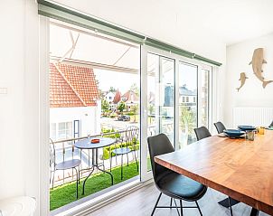 Lichtdurchfluteter Essbereich im Ferienhaus Argenteuil Two, Koksijde, mit Blick auf charmante flmische Architektur und einen gemtlichen Balkon.