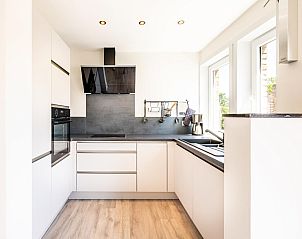 Moderne Kche im Ferienhaus Argenteuil Twee in Koksijde, Westflandern, mit schlichter Einrichtung und viel natrlichem Licht.