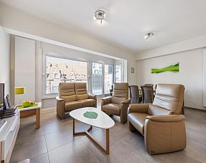 Cozy living room in vacation home Azcona Two, Koksijde, with comfortable chairs and lots of natural light.