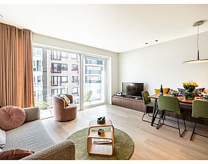 Stilvolles Wohnzimmer des Ferienhauses La Balise Third in Koksijde, Westflandern, mit moderner Einrichtung und viel natrlichem Licht.