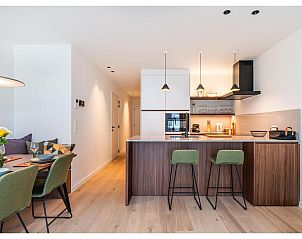 Moderne Kche in La Balise Drittes Ferienhaus in Koksijde, Westflandern, Belgien, mit stilvoller Einrichtung und gemtlicher Essecke.