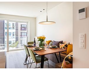 Gemtlicher Essbereich im Ferienhaus La Balise Derde, Koksijde, mit moderner Einrichtung und Stadtblick.