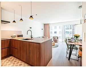 Moderne Kche und Essbereich im Ferienhaus La Balise Derde in Koksijde, Westflandern, Belgien, mit viel natrlichem Licht.