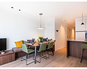 Gemtliches Ess- und Wohnzimmer im Ferienhaus La Balise Third, Koksijde, Westflandern, mit stilvoller Einrichtung und moderner Ausstattung.