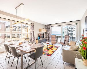 Helles Wohnzimmer des Ferienhauses Delfien First mit Meerblick in Koksijde, Westflandern, Belgien. Gemtliches Wohnzimmer und Essbereich.