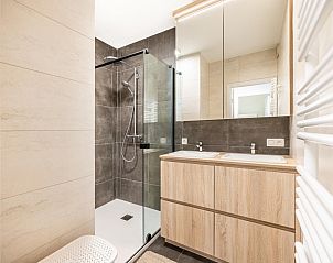 Modernes Badezimmer im Ferienhaus Delfien First, Koksijde, Westflandern, mit groer Dusche und Doppelwaschbecken.