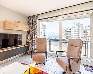 Helles Wohnzimmer des Ferienhauses Delfien First in Koksijde, Belgien, mit Meerblick und moderner Einrichtung.