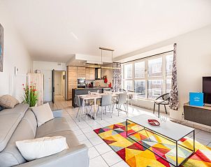 Gerumiges Wohnzimmer des Ferienhauses Delfien First in Koksijde, Westflandern, mit moderner Einrichtung und viel natrlichem Licht.